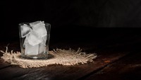 Fakta Penting di Balik Kebiasaan Gigit Es Batu, Risiko hingga Kemungkinan Pagophagia