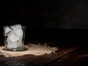 Fakta Penting di Balik Kebiasaan Gigit Es Batu, Risiko hingga Kemungkinan Pagophagia