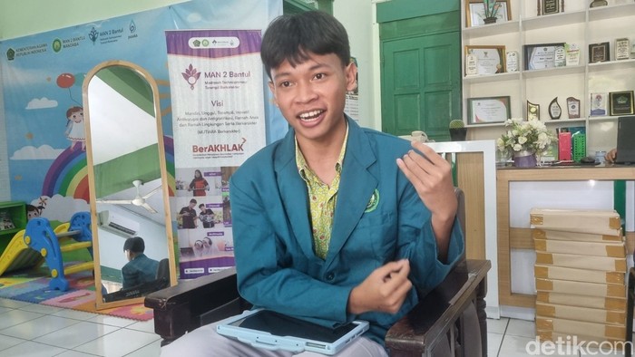 Ahmad Hafidz Kamal Al Anwar (17) Ahmad Hafidz Kamal Al Anwar (17), siswa kelas XII A MAN Bantuk yang masuk IPB karena ikut lomba saat memberikan keterangan, Rabu (28/10/2026).