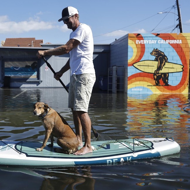 Air Laut Pasang Tinggi Rendam Jalan di Huntington Beach, California