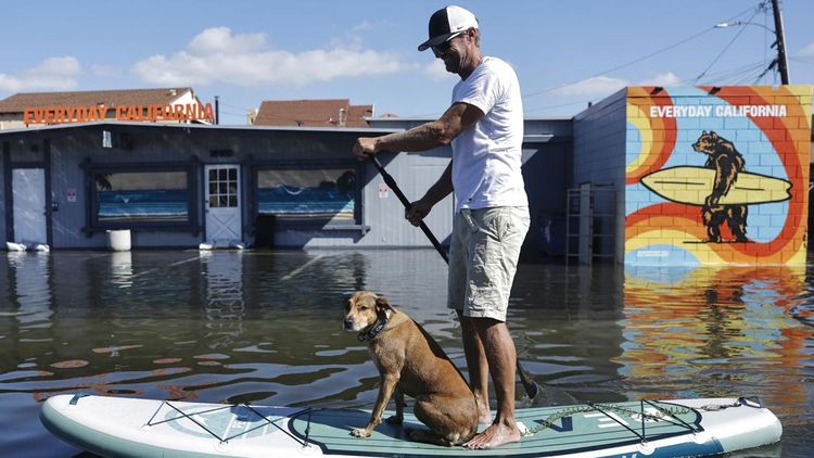 Air Laut Pasang Tinggi Rendam Jalan di Huntington Beach, California