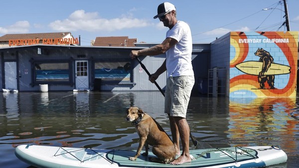 Air Laut Pasang Tinggi Rendam Jalan di Huntington Beach, California
