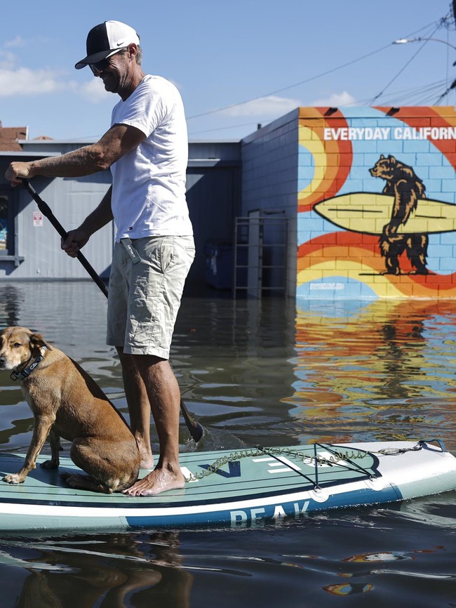 Air Laut Pasang Tinggi Rendam Jalan di Huntington Beach, California