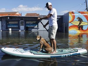Air Laut Pasang Tinggi Rendam Jalan di Huntington Beach, California