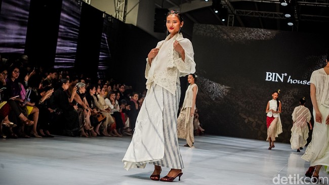 Sekuen White on White menjadi sajian istimewa dalam peragaan ini. Meski tampak putih polos dari jauh, koleksi ini kaya akan dimensi tekstur hasil olah tenun dan batik tanpa warna. Foto: Tsaltsabillah Khairunissa Sekuen White on White menjadi sajian istimewa dalam peragaan ini. Meski tampak putih polos dari jauh, koleksi ini kaya akan dimensi tekstur hasil olah tenun dan batik tanpa warna. Foto: Tsaltsabillah Khairunissa