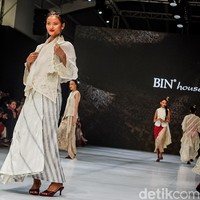 Sekuen White on White menjadi sajian istimewa dalam peragaan ini. Meski tampak putih polos dari jauh, koleksi ini kaya akan dimensi tekstur hasil olah tenun dan batik tanpa warna. Foto: Tsaltsabillah Khairunissa