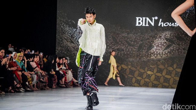 Kebaya tampil modis saat dipadukan dengan sepatu boots yang siap menemani aktivitas harian. Foto: Tsaltsabillah Khairunissa Kebaya tampil modis saat dipadukan dengan sepatu boots yang siap menemani aktivitas harian. Foto: Tsaltsabillah Khairunissa