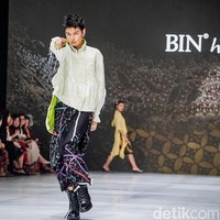 Kebaya tampil modis saat dipadukan dengan sepatu boots yang siap menemani aktivitas harian. Foto: Tsaltsabillah Khairunissa