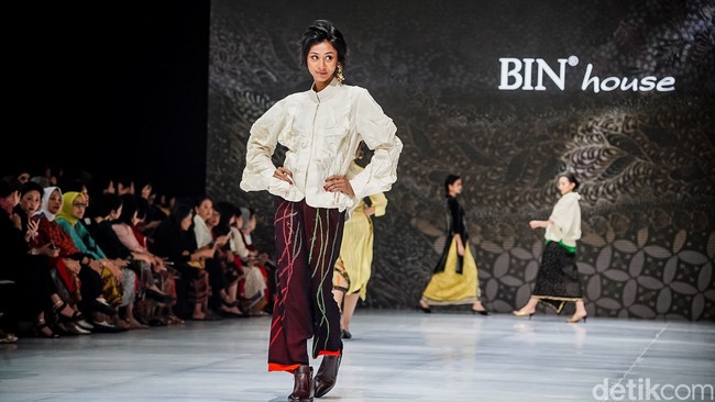 Elang menjelaskan bahwa koleksi kali ini kebanyakan hand finished dengan 90% material dibuat sendiri. Sedangkan untuk detailnya, BinHouse menerapkan sulaman, brokat hingga teknik tie-dye untuk membuat tampilan yang kekinian.Foto: Tsaltsabillah Khairunissa Elang menjelaskan bahwa koleksi kali ini kebanyakan hand finished dengan 90% material dibuat sendiri. Sedangkan untuk detailnya, BinHouse menerapkan sulaman, brokat hingga teknik tie-dye untuk membuat tampilan yang kekinian.Foto: Tsaltsabillah Khairunissa