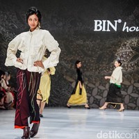 Elang menjelaskan bahwa koleksi kali ini kebanyakan hand finished dengan 90% material dibuat sendiri. Sedangkan untuk detailnya, BinHouse menerapkan sulaman, brokat hingga teknik tie-dye untuk membuat tampilan yang kekinian.Foto: Tsaltsabillah Khairunissa
