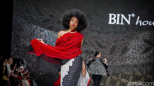 Kebaya Kartini asimetris tampil atraktif lewat teknik penataan kain tumpuk multiwarna. Gerakan kain yang melambai (flowy) saat model berjalan memberi kesan anggun sekaligus trendy. Foto: Tsaltsabillah Khairunissa Kebaya Kartini asimetris tampil atraktif lewat teknik penataan kain tumpuk multiwarna. Gerakan kain yang melambai (flowy) saat model berjalan memberi kesan anggun sekaligus trendy. Foto: Tsaltsabillah Khairunissa