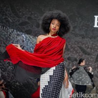Kebaya Kartini asimetris tampil atraktif lewat teknik penataan kain tumpuk multiwarna. Gerakan kain yang melambai (flowy) saat model berjalan memberi kesan anggun sekaligus trendy. Foto: Tsaltsabillah Khairunissa