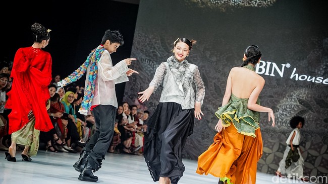 Sentuhan eksploratif terlihat di sekuen awal lewat deretan kebaya tradisional yang lepas pakem. Potongan asimetris dan bervolume disulap menjadi outerwear modern. Foto: Tsaltsabillah Khairunissa Sentuhan eksploratif terlihat di sekuen awal lewat deretan kebaya tradisional yang lepas pakem. Potongan asimetris dan bervolume disulap menjadi outerwear modern. Foto: Tsaltsabillah Khairunissa