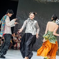 Sentuhan eksploratif terlihat di sekuen awal lewat deretan kebaya tradisional yang lepas pakem. Potongan asimetris dan bervolume disulap menjadi outerwear modern. Foto: Tsaltsabillah Khairunissa