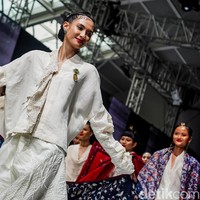 Kebaya White On White Obin Tukang Kain di JFW 2027, Dihadiri Puan Maharani
