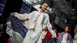 Kebaya White On White Obin Tukang Kain di JFW 2027, Dihadiri Puan Maharani