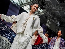 Kebaya White On White Obin Tukang Kain di JFW 2027, Dihadiri Puan Maharani