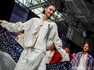 Kebaya White On White Obin Tukang Kain di JFW 2027, Dihadiri Puan Maharani Kebaya White On White Obin Tukang Kain di JFW 2027, Dihadiri Puan Maharani