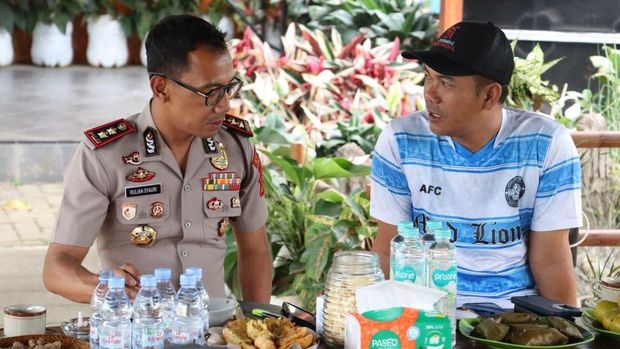 AKBP Rulian diskusi dengan warga Sukolilo
