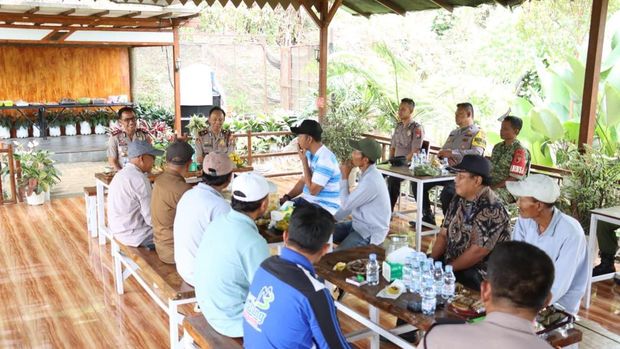 AKBP Rulian silaturahmi dengan warga Sukolilo, Rabu (28/10/2026)