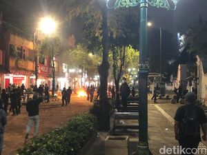 Aksi Massa di Kawasan Malioboro Jogja Malam Ini Sempat Memanas