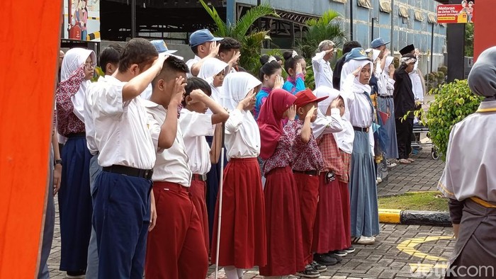 Anak disabilitas Tasikmalaya saat menggelar upacara peringatan Sumpah Pemuda.