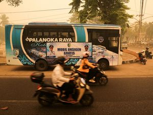 Potret Bus Oksigen di Palangka Raya, Bantu Warga yang Terdampak Asap Karhutla