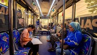 Dikutip Reuters. seiring meningkatnya kasus gangguan pernapasan di Palangka Raya, pemerintah daerah menyediakan layanan bus oksigen yang dilengkapi tabung oksigen dan tenaga medis. Kementerian Kesehatan melaporkan bahwa kasus penyakit pernapasan yang berkaitan dengan kebakaran meningkat hingga sekitar 350.000 kasus pada periode Agustus hingga 25 Oktober. Di Kalimantan Tengah, jumlah kasus tercatat sekitar 31.000 hingga 25 Oktober. (Foto: REUTERS/Arief Rahman Septian Prathama)