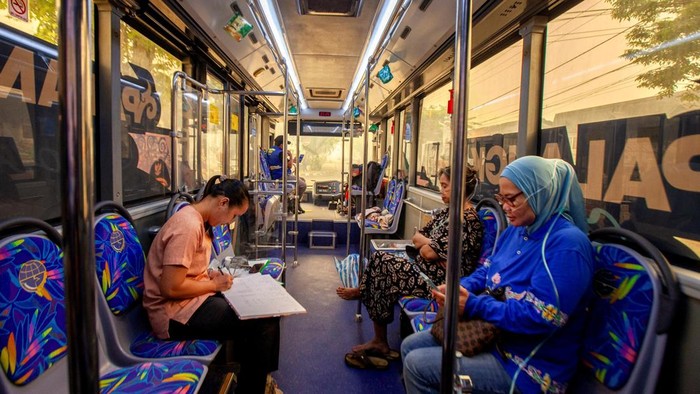 ASIA-WEATHER/INDONESIA-HAZE Residents receive oxygen from a free mobile oxygen bus deployed by the city government amid haze from wildfires in Palangka Raya, Central Kalimantan province, Indonesia, October 23, 2026. REUTERS/Arief Rahman Septian Prathama