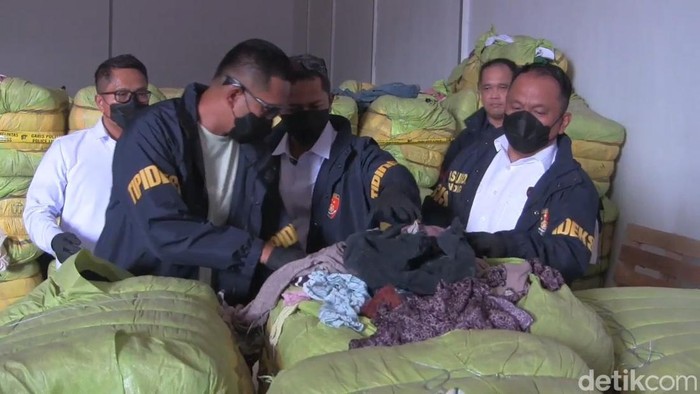 Bareskrim Polri saat menggerebek gudang pakaian bekas di Subang