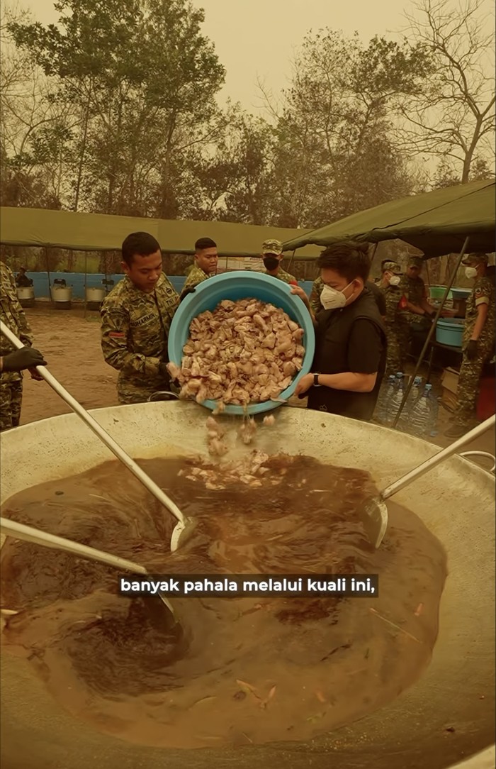 Bobon Santoso Bobon Santoso masak besar di tengah karhutla