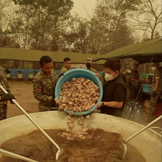 Momen Bobon Santoso Masak Besar di Daerah Karhutla Kalimantan