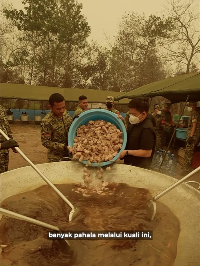 Momen Bobon Santoso Masak Besar di Daerah Karhutla Kalimantan