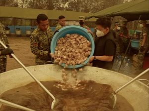 Momen Bobon Santoso Masak Besar di Daerah Karhutla Kalimantan