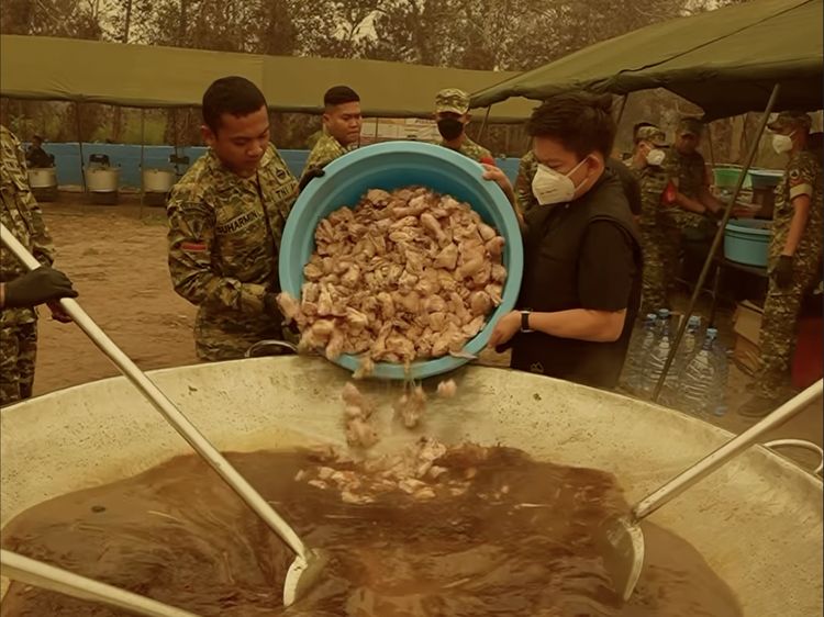 Momen Bobon Santoso Masak Besar di Daerah Karhutla Kalimantan