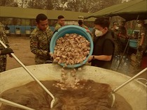 Momen Bobon Santoso Masak Besar di Daerah Karhutla Kalimantan