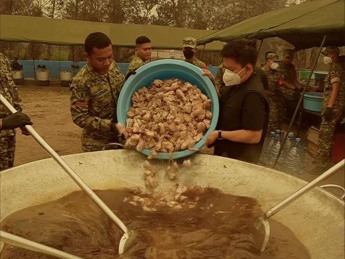 Bobon Santoso Bobon Santoso masak besar di tengah karhutla