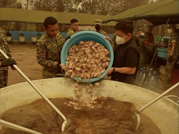 Momen Bobon Santoso Masak Besar di Daerah Karhutla Kalimantan