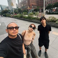 “Guys, denger-denger ada akun-akun yang bilang aku hamil.. Info aja yaa, aku tidak sedang hamil..Aku hanyalah manusia biasa berusia 43 tahun yang, saat sedang period, perutnya bloated.. Terkadang, angle kamera juga bisa membuat perutku terlihat semakin buncit.. Jadi, boleh nggak sih berhenti berasumsi?” tulis BCL. Foto: Instagram/@itsmebcl