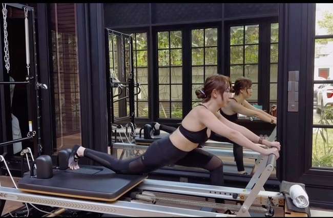 Terbaru, BCL membagikan momen dirinya saat kembali pilates setelah absen selama satu tahun. Kenakan sport bra dan legging, perut BCL jelas terlihat. Foto: Instagram/@itsmebcl