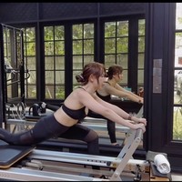 Terbaru, BCL membagikan momen dirinya saat kembali pilates setelah absen selama satu tahun. Kenakan sport bra dan legging, perut BCL jelas terlihat. Foto: Instagram/@itsmebcl