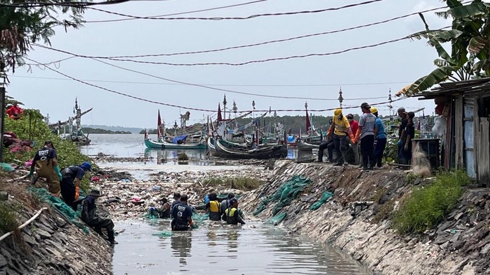 Bupati Banyuwangi Ipuk Fiestiandani saat memantau langsung proses pembersihan sampah di Kalimati Muncar Banyuwangi. Bupati Banyuwangi Ipuk Fiestiandani saat memantau langsung proses pembersihan sampah di Kalimati Muncar Banyuwangi.
