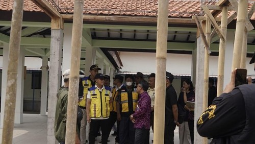 Bupati Klungkung I Made Satria bersama rombongan meninjau progres pembangunan gedung CSSD dan laundry RSUD Gema Santi di Nusa Penida, Klungkung, Bali. (Foto: Dok. Pemkab Klungkung) Bupati Klungkung I Made Satria bersama rombongan meninjau progres pembangunan gedungCSSD dan laundry RSUD Gema Santi di Nusa Penida, Klungkung, Bali. (Foto: Dok. Pemkab Klungkung)