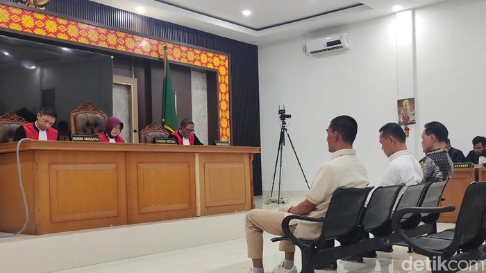 Bupati Muara Enim nonaktif Edison jalani sidang perdana beragendakan pembacaan dakwaan.