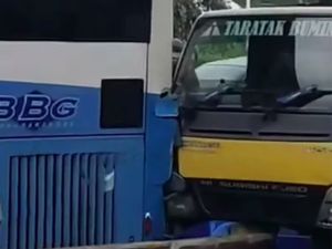 Truk Air Tabrak TransJ Koridor 9 di Pancoran, Polisi Temukan Bong Sabu