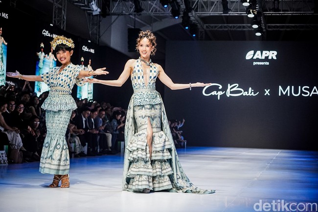 Ibu dan anak ini tampil memesona mengenakan busana dengan konserp ‘urbanista resort’ yang menginterpretasikan kembali motif Pepatran khas Bali melalui elemen abstrak dan siluet resort wear kontemporer. Foto: Tsaltsabillah Khairunissa/Wolipop Ibu dan anak ini tampil memesona mengenakan busana dengan konserp ‘urbanista resort’ yang menginterpretasikan kembali motif Pepatran khas Bali melalui elemen abstrak dan siluet resort wear kontemporer. Foto: Tsaltsabillah Khairunissa/Wolipop