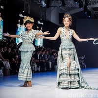 Ibu dan anak ini tampil memesona mengenakan busana dengan konserp &lsquo;urbanista resort&rsquo; yang menginterpretasikan kembali motif Pepatran khas Bali melalui elemen abstrak dan siluet resort wear kontemporer. Foto: Tsaltsabillah Khairunissa/Wolipop