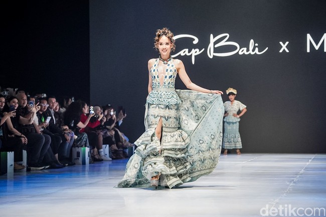 Cinta mengungkapkan dia dan ibunya diminta tampil jadi model karena sudah sering menggunakan busana dari Cap Bali. Kali ini Cap Bali berkolaborasi dengan desainer Musa Widyatmodjo. Foto: Tsaltsabillah Khairunissa/Wolipop Cinta mengungkapkan dia dan ibunya diminta tampil jadi model karena sudah sering menggunakan busana dari Cap Bali. Kali ini Cap Bali berkolaborasi dengan desainer Musa Widyatmodjo. Foto: Tsaltsabillah Khairunissa/Wolipop