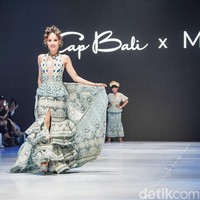 Cinta mengungkapkan dia dan ibunya diminta tampil jadi model karena sudah sering menggunakan busana dari Cap Bali. Kali ini Cap Bali berkolaborasi dengan desainer Musa Widyatmodjo. Foto: Tsaltsabillah Khairunissa/Wolipop