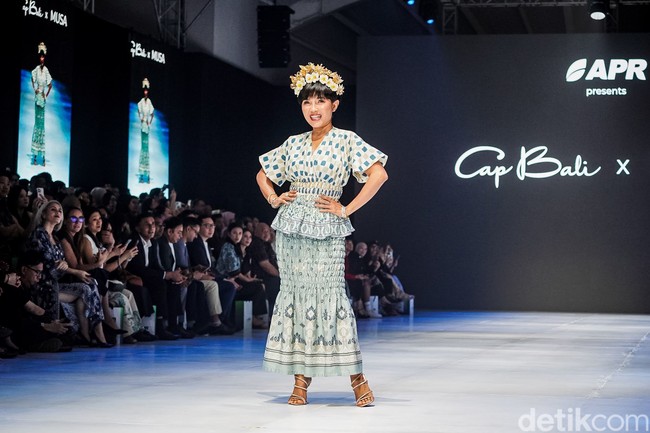 Inilah aksi mama Cinta Laura, Herdiana Kiehl saat catwalk. Herdiana tampak awet muda di usia 60-an tahun. Foto: Tsaltsabillah Khairunissa/Wolipop Inilah aksi mama Cinta Laura, Herdiana Kiehl saat catwalk. Herdiana tampak awet muda di usia 60-an tahun. Foto: Tsaltsabillah Khairunissa/Wolipop